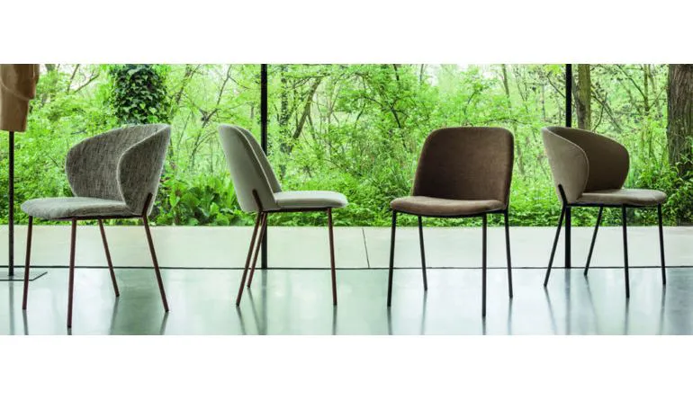 Sedie artigianali Vesentini, eleganti e resistenti, ideali per arredare casa, cucina, soggiorno e ufficio.