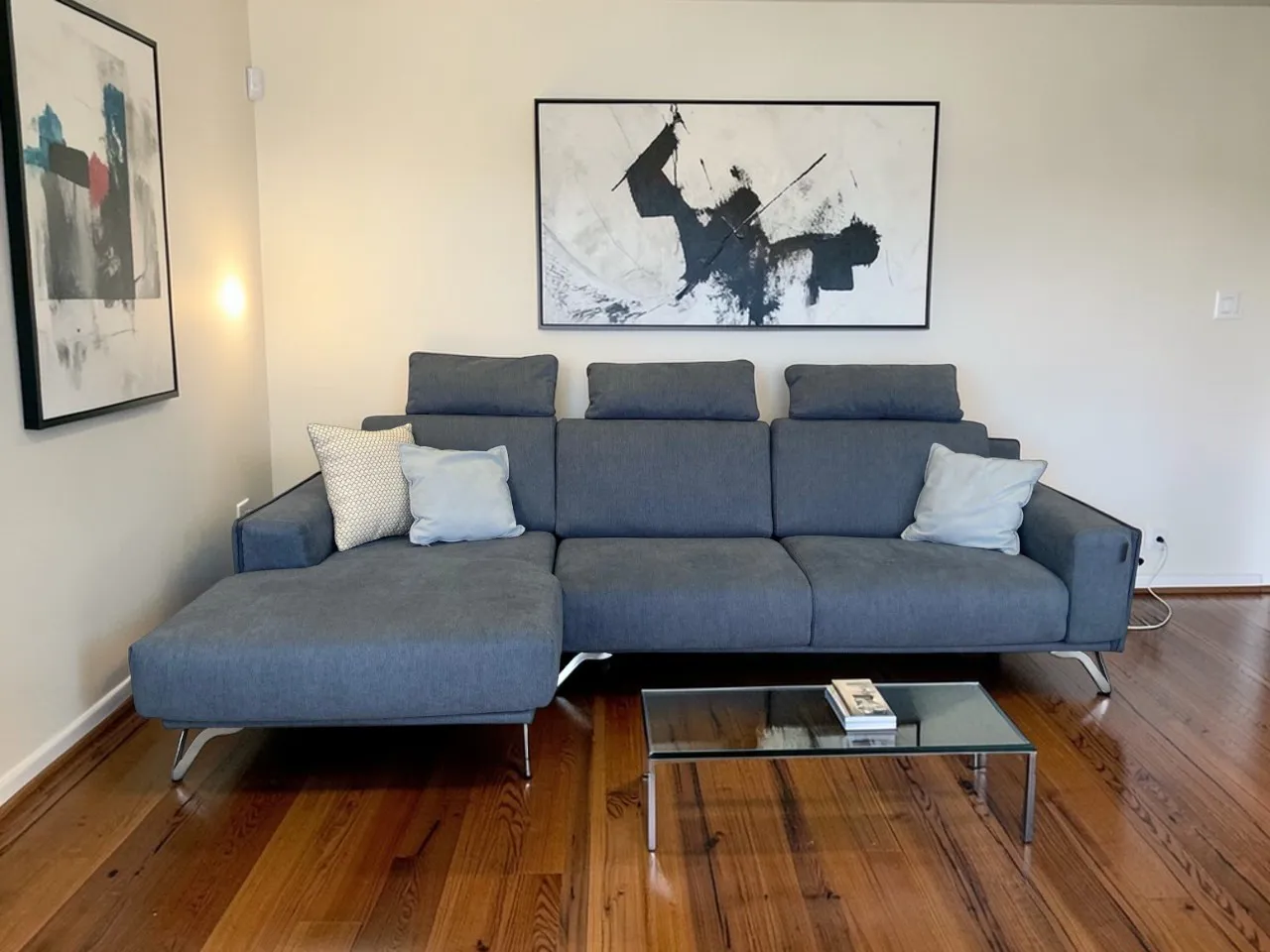 Divano in tessuto, elegante e confortevole, ideale per arredamenti moderni.