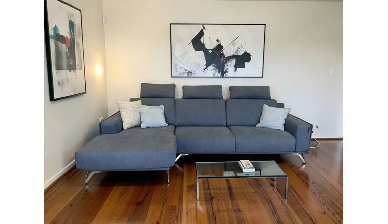 Divano in tessuto, elegante e confortevole, ideale per arredamenti moderni.