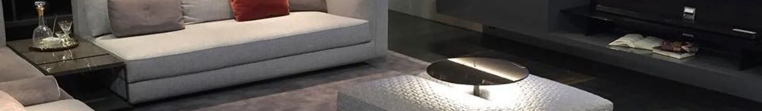 Un salotto con divani e tv