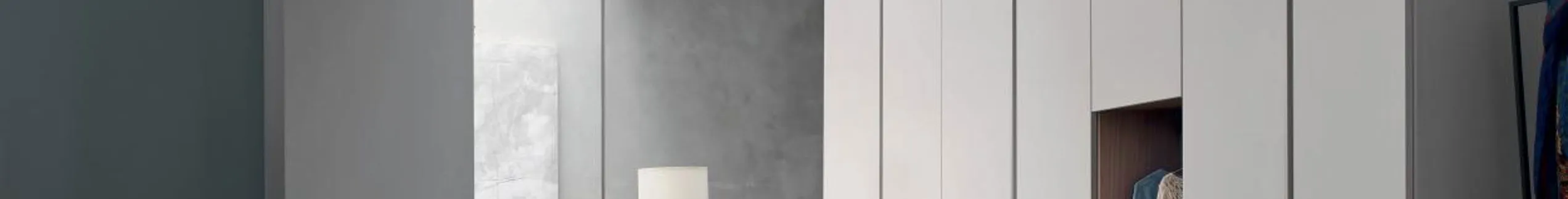 Armadio bianco con anta aperta